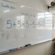 Parece uma conta básica, mas muitos adultos erram: quanto é 5 + 5 × 5 − 5 ÷ 5?
