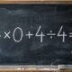 Um zero no meio da expressão pode confundir muita gente: 4 × 0 + 4 ÷ 4
