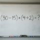 Se você lembra das aulas de matemática, resolva: (30 −15) × (4 ÷ 2)