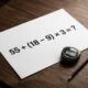 Expressão matemática 55 + (18 − 9) × 3 = ? impressa em folha branca, acompanhada de cronômetro marcando 15 segundos e lápis preto. - Imagem ilustrativa criada por inteligência artificial