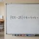 A maioria começa pela parte errada: (105 – 25) ÷ 4 + 4 × 4