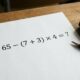 Expressão matemática 65 − (7 + 3) × 4 = ? impressa em folha branca sobre carteira escolar, acompanhada de lápis e cronômetro de 15 segundos. - Imagem ilustrativa criada por inteligência artificial
