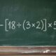 Quem lembra das contas com colchetes consegue resolver 42 − [18 ÷ (3 × 2)] × 5 sem calculadora?