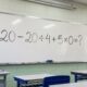Quem estudou matemática na escola deveria saber resolver: 20 − 20 ÷ 4 + 5 × 0