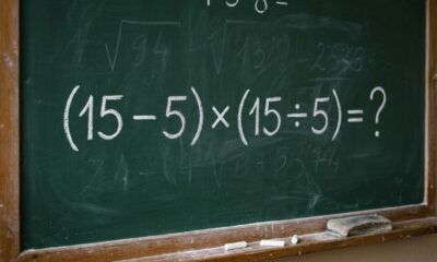 Se você lembra das aulas de matemática, resolva: (15 − 5) × (15 ÷ 5)