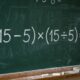 Se você lembra das aulas de matemática, resolva: (15 − 5) × (15 ÷ 5)
