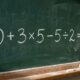 Resolva 10+ 3 × 5 − 5 ÷ 2 sem calculadora: a maioria dos adultos erra no segundo passo porque esquece uma regra aprendida na escola