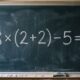 Você consegue descobrir o resultado sem calculadora? 8 × (2 + 2) − 5