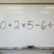 Resolva 10 + 2 × 5 − 6 ÷ 2 sem calculadora: a maioria dos adultos erra no segundo passo porque esquece uma regra aprendida na escola