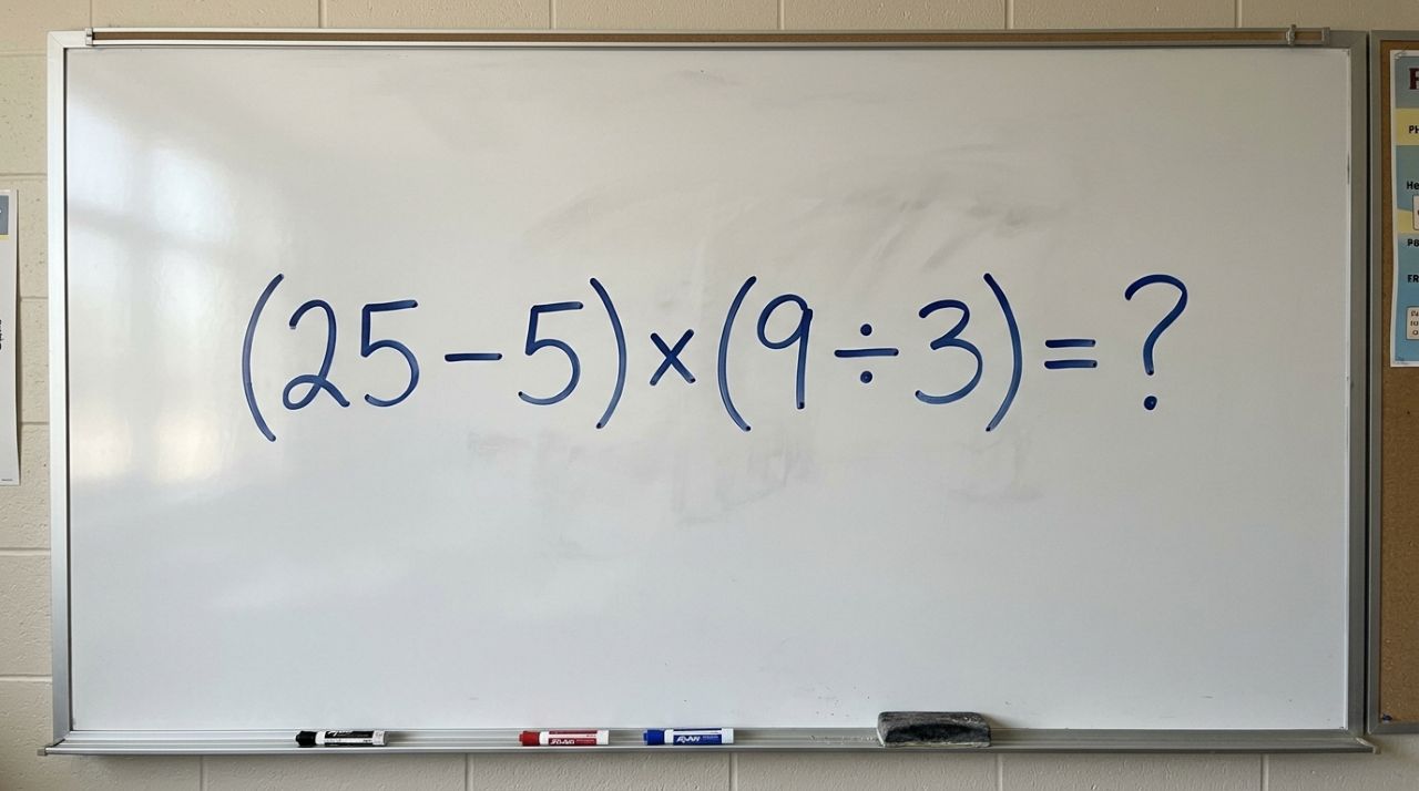 Se você lembra das aulas de matemática, resolva: (25 − 5) × (9 ÷ 3)