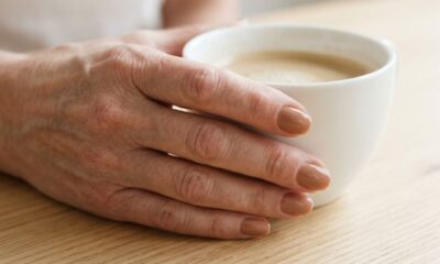 Adeus ao nude sem graça: o esmalte caramelo com aparência de café com leite ganha destaque em 2026 e transforma até as unhas mais curtinhas