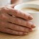 Adeus ao nude sem graça: o esmalte caramelo com aparência de café com leite ganha destaque em 2026 e transforma até as unhas mais curtinhas