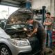 Motorista de aplicativo compra carro seminovo por R$ 56 mil, financia em 48 parcelas de R$ 1.490 e, no segundo mês, descobre que o câmbio automático precisa ser substituído. O orçamento de R$ 10 mil consome meses de lucro com as corridas, e ele precisa escolher entre consertar o veículo ou continuar pagando por um carro que não pode usar