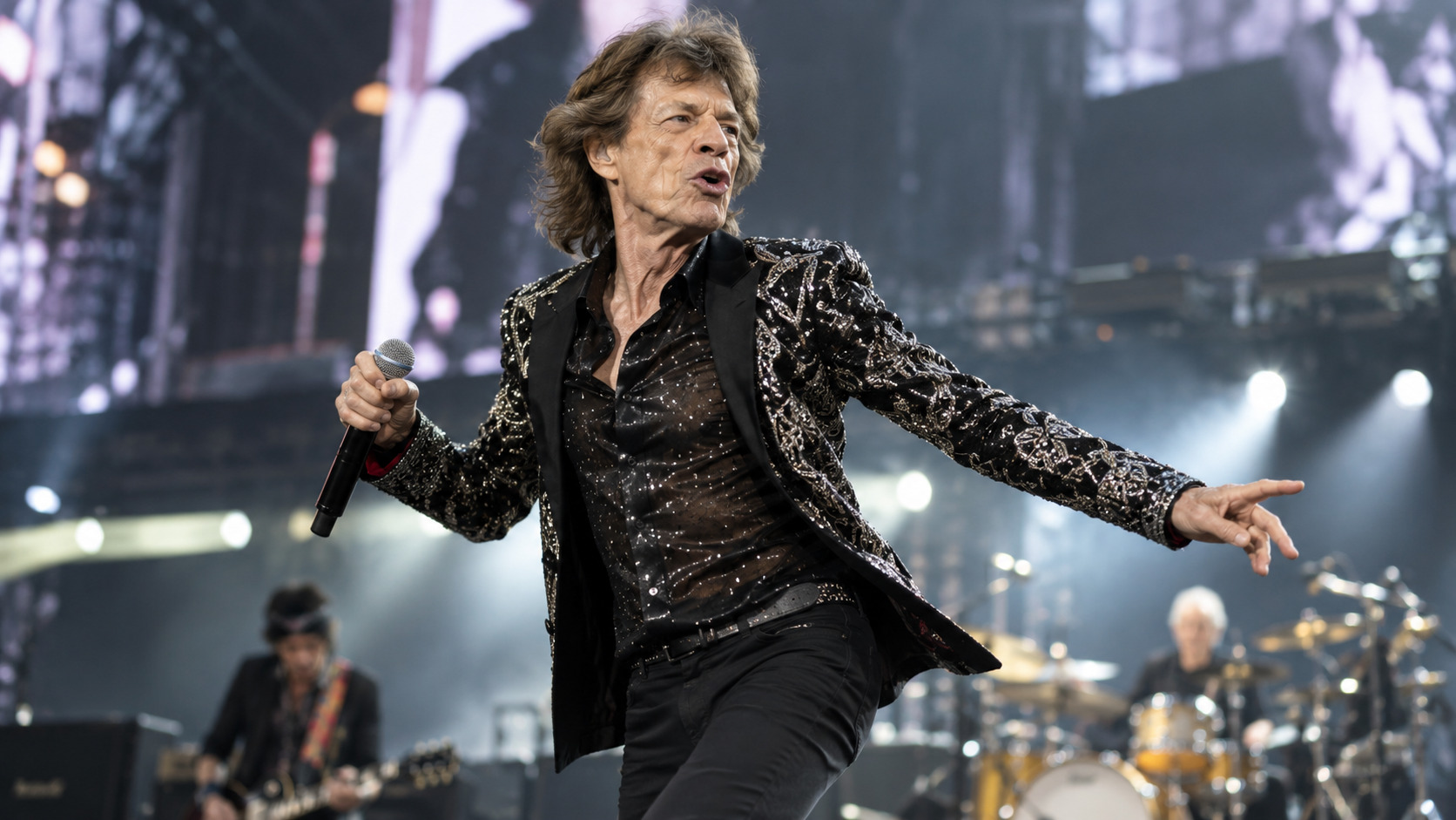 Aos 83 anos, Mick Jagger revela a lição do pai que o mantém se mexendo no palco até hoje
