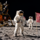 Em 1969, dois astronautas viajaram à Lua a bordo da Apollo 11 e, após retornarem à Terra, ajudaram a comprovar a possibilidade de missões tripuladas ao satélite