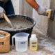 Profissionais de construção revelam mistura com 2 kg de cimento, 700 ml de água e 100 ml de aditivo para preparar superfícies e melhorar a resistência do acabamento