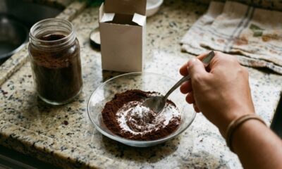 Misturar café moído com bicarbonato de sódio: para que serve e por que a combinação pode ajudar a reduzir maus odores