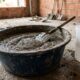 Pedreiros afirmam: “Misturar um saco de 40 kg de argamassa de reparo com cerca de 6 a 8 litros de água pode ajudar a alcançar a consistência certa para aplicação”