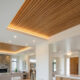 Forro de gesso, madeira ou PVC: o guia prático de durabilidade, manutenção e iluminação embutida para escolher o melhor teto da casa