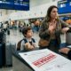 Mãe e filho estavam prestes a embarcar para o Brasil quando descobriram que o pai havia revogado a autorização de viagem; agora, ele terá que indenizá-los