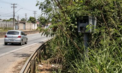 Condutor é multado por radar oculto sem placa indicativa de velocidade máxima na rodovia e Justiça anula a infração por quebra de regra