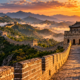 Construída por volta de 300 a.C., a Grande Muralha da China atravessou mais de 2.000 anos de história, recebeu novas fortificações durante diferentes dinastias e manteve seus grandes trechos de muralha como uma das principais marcas da China antiga