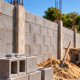 Profissionais da construção explicam quanto custa construir um muro de 20 metros quadrados e mostram como o preço dos blocos, do cimento e da mão de obra influencia o orçamento final