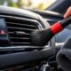 Quem tem carro precisa conhecer este método para limpar o painel sem deixar manchas esbranquiçadas e retirar a poeira acumulada nas saídas de ar, nos botões e nas frestas mais difíceis
