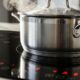 Moradora troca fogão a gás por cooktop de indução de R$ 1.500 e descobre na primeira receita o detalhe que a impediu de cozinhar no aparelho