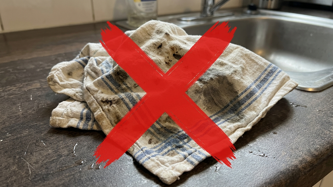 O perigo invisível de usar o mesmo pano de prato por mais de dois dias: o erro comum na cozinha que espalha bactérias pela casa