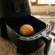 Pãozinho de airfryer com 3 ingredientes e pronto em 5 minutos: receita fácil para o café da manhã