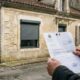 Morador instala persianas de enrolar para deixar a casa mais quente durante a noite e, um ano depois, recebe uma carta da prefeitura por causa da mudança na fachada