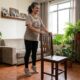 Adulto acima de 50 anos fazendo exercício de sentar e levantar de uma cadeira em casa para fortalecer as pernas. - - Imagem ilustrativa criada por inteligência artificial