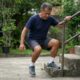 Nem academia nem pesos pesados: depois dos 65 anos, estes 5 exercícios feitos na escada podem ajudar a fortalecer as pernas e melhorar a estabilidade do corpo