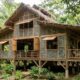 Homem usa milhares de garrafas plásticas para construir um vilarejo sustentável no Panamá e transforma resíduos descartados em paredes, casas e novas formas de moradia