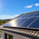 Família instala painéis solares no telhado para economizar na conta de luz e descobre qual é a potência mínima necessária para manter os principais eletrodomésticos funcionando sem sobrecarregar o sistema