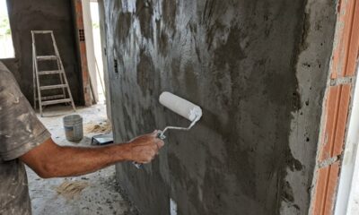 Pedreiros alertam: parede recém-rebocada não deve receber tinta no dia seguinte, porque a cura do reboco pode exigir pelo menos 28 dias antes da pintura