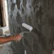 Pedreiros alertam: parede recém-rebocada não deve receber tinta no dia seguinte, porque a cura do reboco pode exigir pelo menos 28 dias antes da pintura