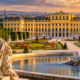Construído no século XVII, o Palácio de Schönbrunn atravessou o auge e o declínio do Império Habsburgo, deixou de servir como residência de verão da família imperial austríaca e permanece como um dos complexos históricos mais visitados da Europa, com jardins monumentais e ambientes que revelam o cotidiano da antiga corte