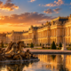 Erguido no século XVII, o Palácio de Versalhes atravessou revoluções, mudanças de governo e grandes projetos de restauração, deixou de ser residência da monarquia francesa e continua como um dos conjuntos arquitetônicos mais famosos da França, com jardins monumentais, salões ornamentados e uma história ligada à transformação política europeia