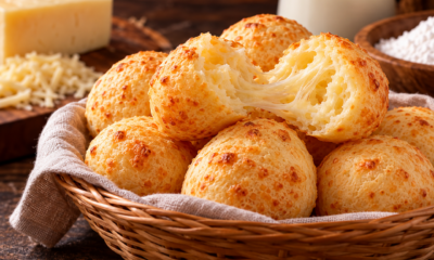 Padeiros revelam o segredo do pão de queijo perfeito, com casquinha levemente crocante e interior macio, elástico e cheio de queijo: o detalhe na hora de misturar o polvilho com o leite quente pode mudar completamente o resultado