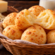Padeiros revelam o segredo do pão de queijo perfeito, com casquinha levemente crocante e interior macio, elástico e cheio de queijo: o detalhe na hora de misturar o polvilho com o leite quente pode mudar completamente o resultado