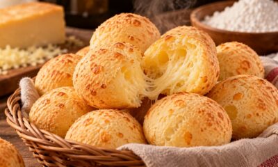 Depois de várias tentativas de preparar pão de queijo leve e macio, cozinheira descobre que o segredo não está em acrescentar mais farinha, mas em ajustar os ingredientes até a massa atingir o ponto ideal para crescer bem e manter uma textura agradável após sair do forno