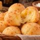 Depois de várias tentativas de preparar pão de queijo leve e macio, cozinheira descobre que o segredo não está em acrescentar mais farinha, mas em ajustar os ingredientes até a massa atingir o ponto ideal para crescer bem e manter uma textura agradável após sair do forno