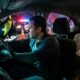 Passageiro viaja sem cinto no banco de trás de carro de aplicativo e motorista é multado em R$ 195 reais com perda de 5 pontos na CNH