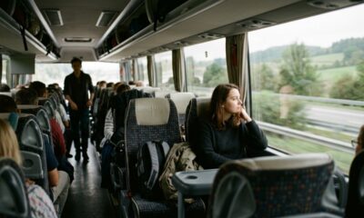 Segundo a psicologia, quem prefere o lugar da janela no ônibus ou no avião pode não estar só gostando da vista, mas buscando um canto próprio para se desligar do movimento ao redor