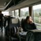 Segundo a psicologia, quem prefere o lugar da janela no ônibus ou no avião pode não estar só gostando da vista, mas buscando um canto próprio para se desligar do movimento ao redor