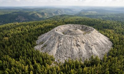 Estrutura de 40 metros, 160 metros de largura, feita com cerca de 1 milhão de toneladas de calcário, surge no meio da taiga e desafia cientistas há mais de 70 anos
