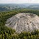 Estrutura de 40 metros, 160 metros de largura, feita com cerca de 1 milhão de toneladas de calcário, surge no meio da taiga e desafia cientistas há mais de 70 anos