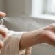 Se o perfume some rápido da pele, mas continua na roupa, este detalhe pode explicar por que a fragrância não dura o dia todo